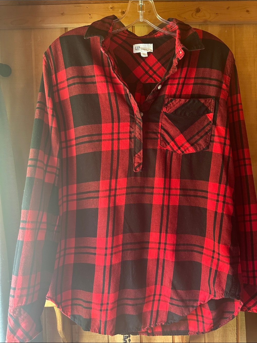 Size sm womens GAP Red and Black Plaid flannel Long-Sleeve blouse 8261.5